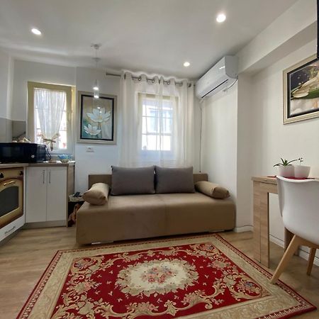 Central Welcoming Apartment In Tirana Bagian luar foto