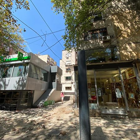 Central Welcoming Apartment In Tirana Bagian luar foto