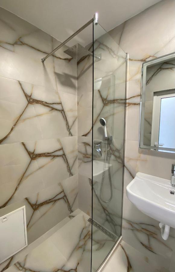 Central Welcoming Apartment In Tirana Bagian luar foto