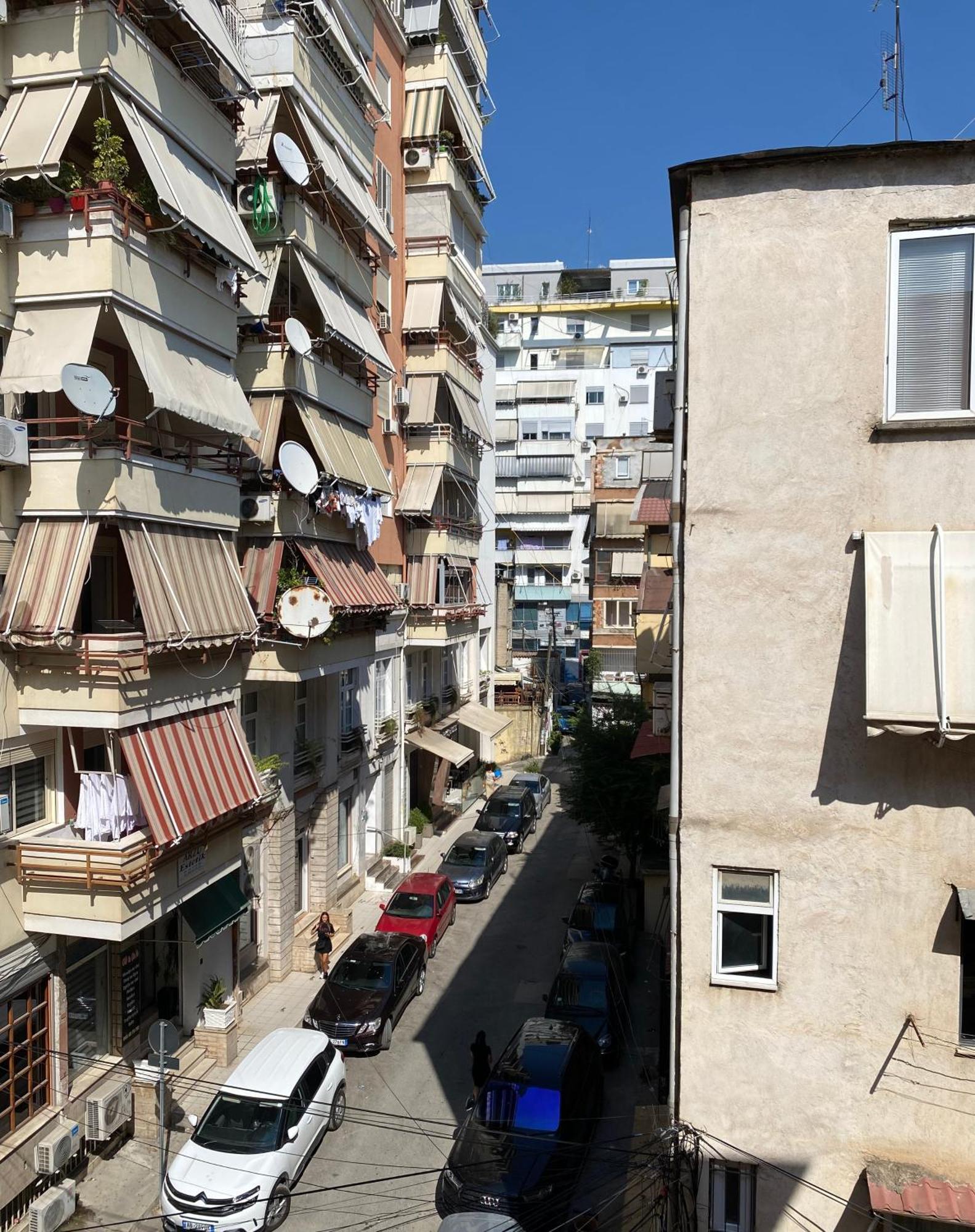 Central Welcoming Apartment In Tirana Bagian luar foto