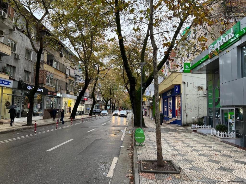 Central Welcoming Apartment In Tirana Bagian luar foto